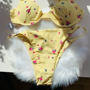 Bikini - Bikini från shein, köpt på Plick. Tyvärr för liten för mig. Storlek m men sitter som en s.