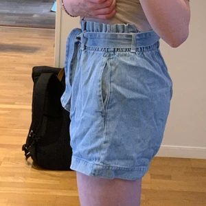 Jeans shorts - Jag har haft dessa jeanshorts I ett år nu men sällan använt dem! Dem är I stort sätt som nya. Dem är I str 34 och sitter lite löst på mig