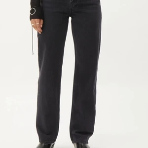 Rowe jeans - Rowe jeans från weekday i färgen washed black str 26/30. Jeansen har en liten slitning där bak men syns inte på långt håll