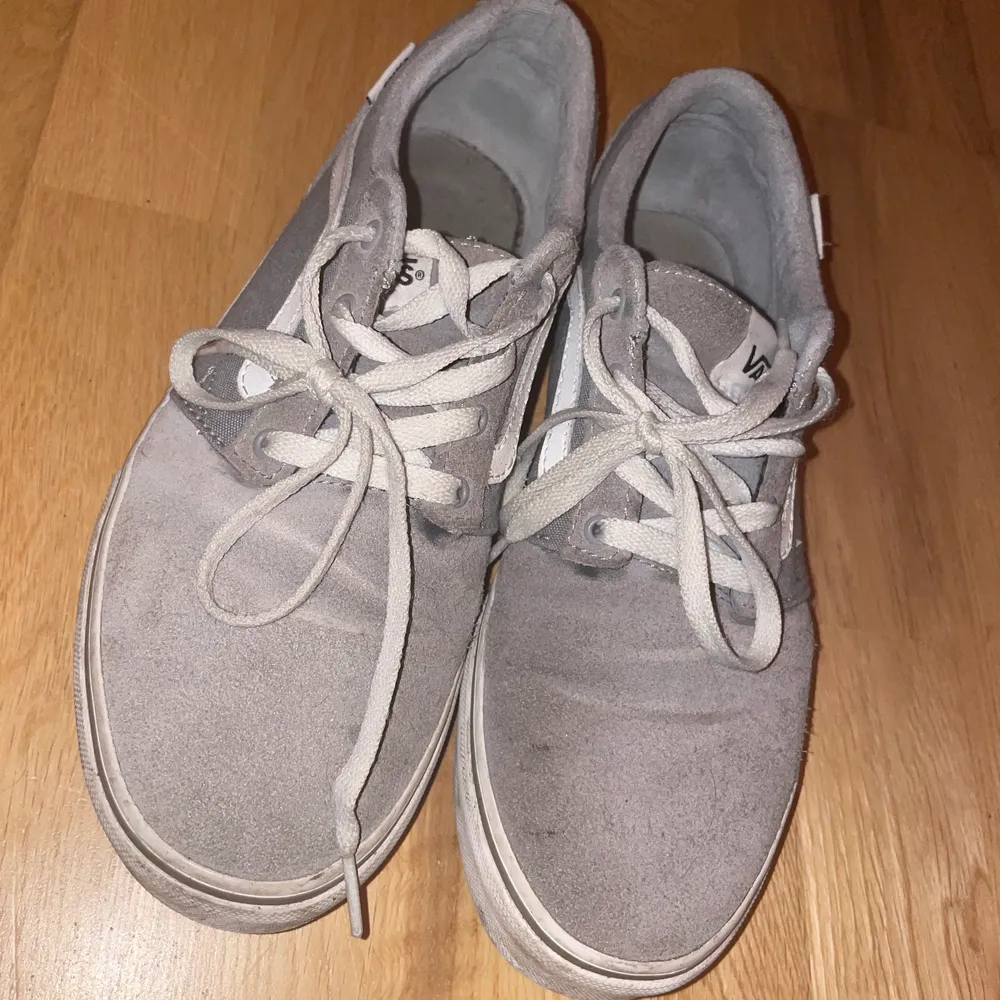 Säljer mina gråa vans skor dem är 6/10 skick skänkes mot betald frakt ☺️. Skor.