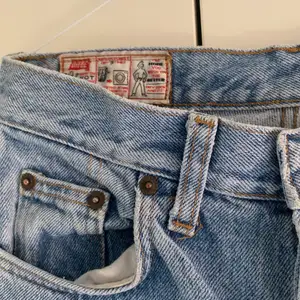 Så snygga jeans från rifle! Ljusa och perfekt till sommaren, säljes pga behöver pengar💔 dom är raka och midwaist, storlek s men passar både xs-m beroende på vilken fit man vill ha! 