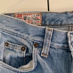 Snygga rifle-jeans - Så snygga jeans från rifle! Ljusa och perfekt till sommaren, säljes pga behöver pengar💔 dom är raka och midwaist, storlek s men passar både xs-m beroende på vilken fit man vill ha! 