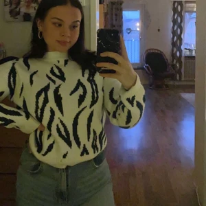 NA-KD tröja  - Superskön och fin tröja från NA-KD. Knappt använd men lite nopprig. Jättefina detaljer på, sjukt snygg till allt!!!! Nypris 350 kr.