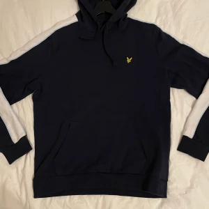 Lyle & scott hoodie - Bra skick. Liten i passformen.