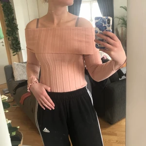  Fin topp från Zara - Helt oanvänd rosa topp från zara. Säljer pågrund av att den var för liten. Står att det är storlek smal men skulle säga XS. Jättefin förutom att den är liten i storlek. 