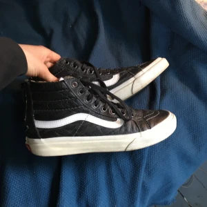 Vans i läder✨ - Vans i vad jag tror är storlek 37,5 och de funkar för både killar och tjejer. Köpte dem på secondhand även om de var lite stora, men säljer p.g.a att de inte används. Bra skick!(Läs bio!🌼)
