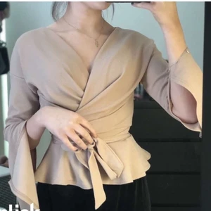 Tröja med knytning från Boohoo strl S - En gullig tröja som tyvärr ej kommer till användning från Boohoo❤️köpare står för frakt 