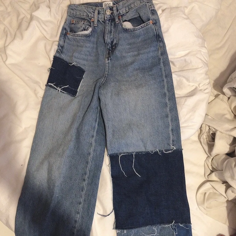 skitcoola uo patchwotk jeans <3 tyvärr för små för mig runt höfterna :( aldrig använda . Jeans & Byxor.