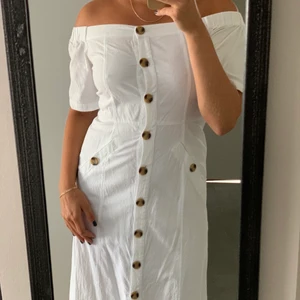 Vit klänning - Vit off-shoulder klänning, går ner till knäna🤍