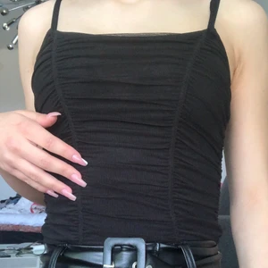 svart body - fin charmig svart body från HM. den här body sitter fint på kroppen. banden går även att justera. Den är även aldrig använd. vid intresse kan jag skicka flera bilder💕 💰 Pris:50kr  📦Frakt:66kr