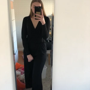 Jumpsuit Gina Tricot  - Långarmad jumpsuit från Gina Tricot. Aldrig använd. Är lite för kort för mig i benen då jag är lång (175 cm). Har bara legat i garderoben under ca 2 år och aldrig kommit till användning.