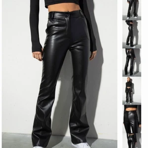 Skinnbyxor - Trendiga byxor i fuskläder. De är aningen utsvängda i modellen och är högmidjade. De har fickor på sidorna, knapp och dragkedja framtill. Oanvända.