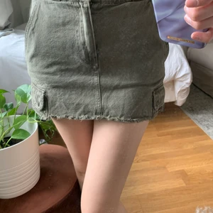 Kjol pull and bear - Militärgrön jeans kjol från pull and bear använd fåtalgånger fint skick. Storlek s 