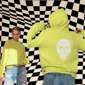 Skull hoodie - Skitsnygg gul hoosie jag blekt och målat ett vitt permanent dripping döskalle på ryggen💛💛