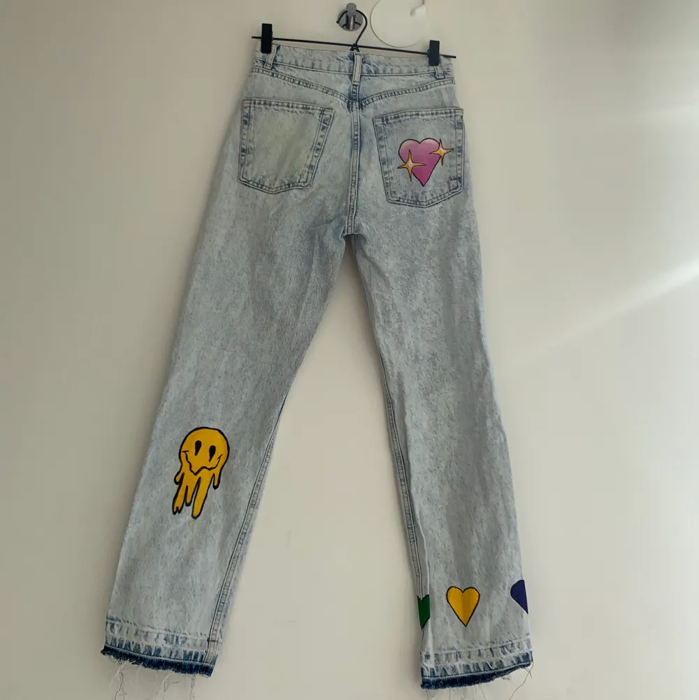 Light washed mom jeans jag har målat på med permanent textilfärg❤️🧡💛💚💙. Jackor.