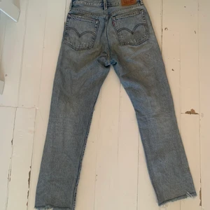 LEVIS 501 JEANS - säljer mina snygga 501or för att dom är för små. Äkta. Har hål och har en vintage look. Croppade vid anklarna men straighta och den klassiska siluetten.