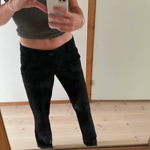 Lågmidjade kostymbyxor  - Nice lågmidjade kostymbyxor köpta second hand men från United colors of benetton!!!! Bara att fråga om det är något du undrar😁 budgivning vid flera intresserade 