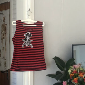 Pirate tank 🏴‍☠️ - Randig tank med gulligt pirat tryck! 🏴‍☠️❤️. Vid flera intresserade blir det budgiving