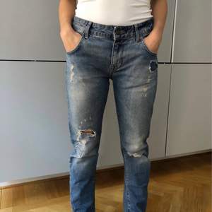 Jättefina boyfriend jeans från Zara i midjehöjd. Jättefint skick och inget slitage.