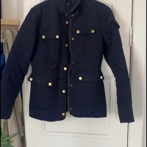 Tunnare jacka från Stockholm Lm  - Säljer en super fin jacka från märket Stockholm Lm. Fint skick! Nypris : 1200kr