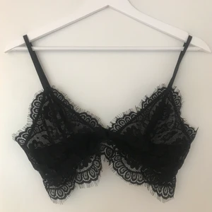 Svart bralette från NA-KD - Säljer denna otroligt fina bralette som tyvärr är för liten för mig. Är i storlek M från NA-KD. Använd någon enstaka gång men i nyskick. Köparen står för frakten🧚‍♀️🦋🌸✨
