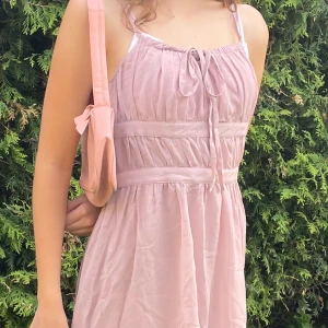 Jättesöt märkesklänning förextremt bra pris!💕🌸 - Supersöt ljusrosa klänning från côté femme, köpt i Frankrike. Strl M fast passar även S. Köptes för 3000kr säljs 2000kr, aldrig använd.🥰❤️🌸