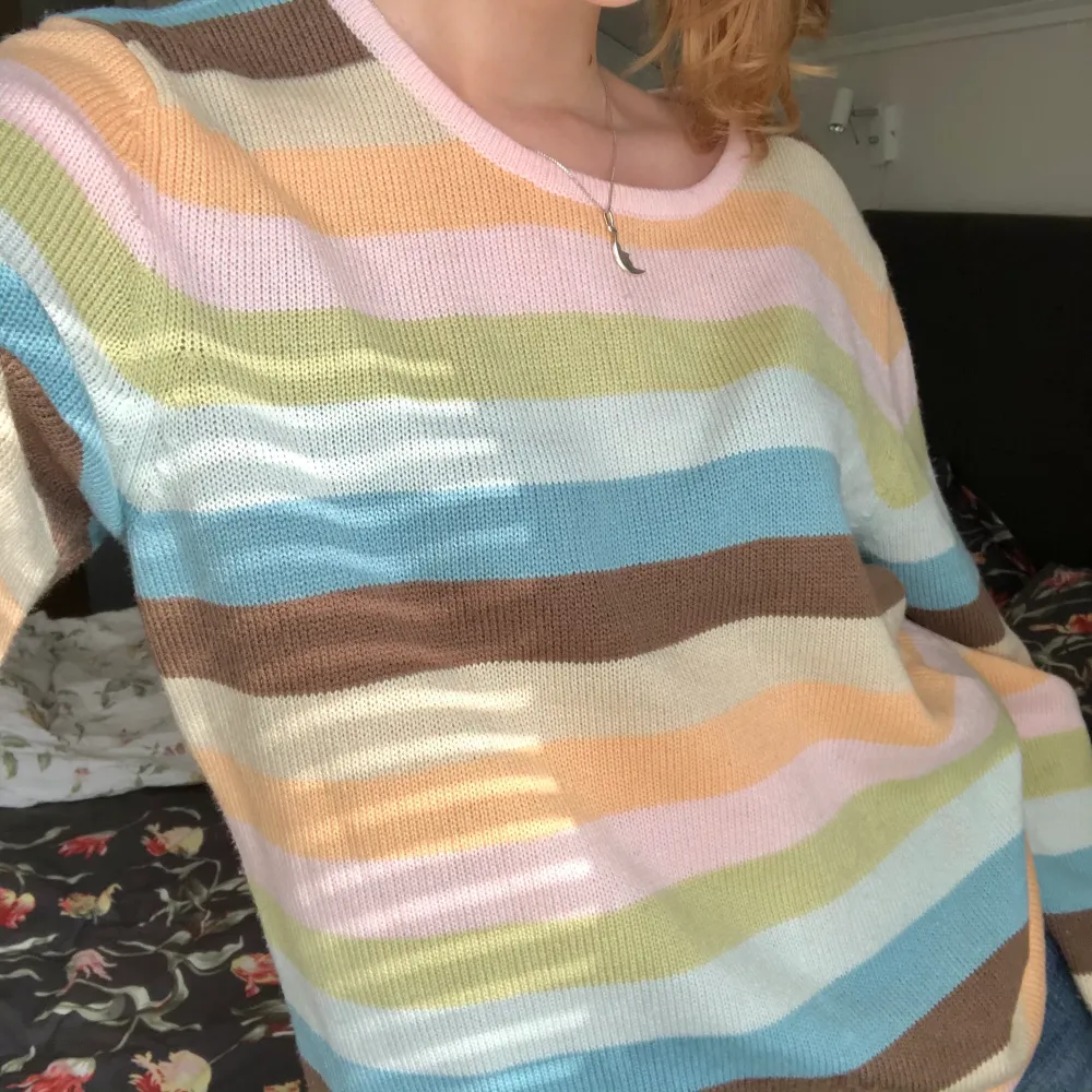 Söt färgglad randig tröja! Märke okänt men köpt secondhand ☺️ Står storlek 44 men skulle snarare säga S/M. Möts upp i Stockholm! (Kan ev skickas vid önskemål) Skriv vid intresse!❤️. Neuleet.