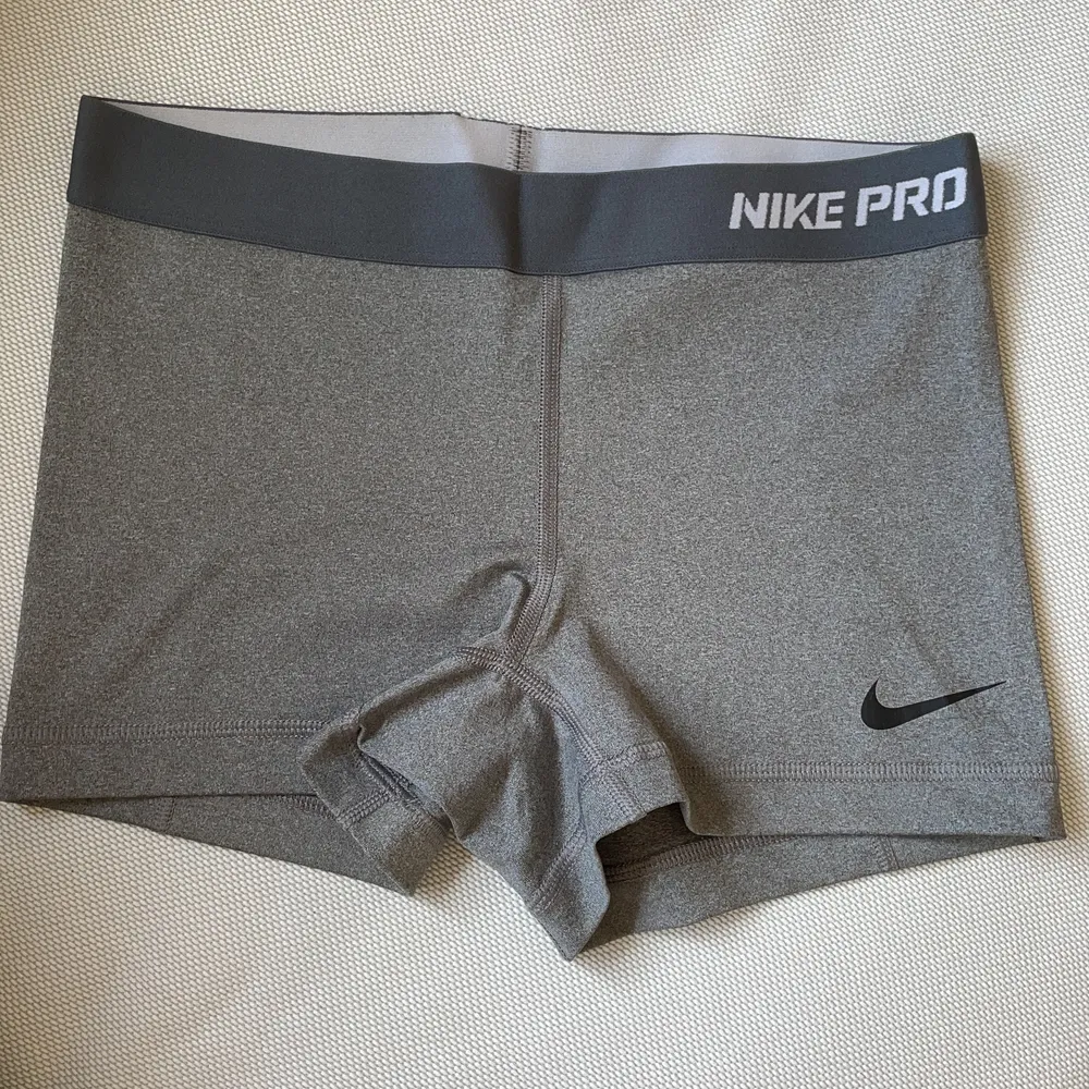 Nike Pro shorts i grått. Storlek S. Shorts.