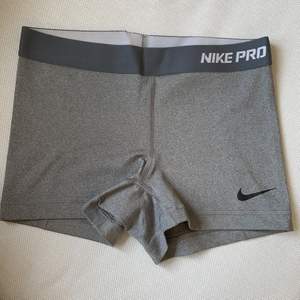 Nike Pro shorts i grått. Storlek S