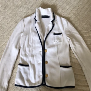 MQ kavaj stl xs - Fin vit kavaj i stretch med marinblå kanter stl xs, snygg passform o perfekt för sommarens kvällar!