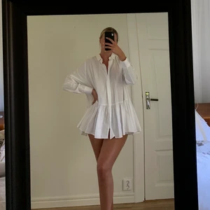 Lång skjorta med volang - superfin vit lång skjorta med volang🌸✨