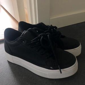 Svarta skor - Använda väldigt få gånger. Svarta sneakers från Nelly. Normala i passform