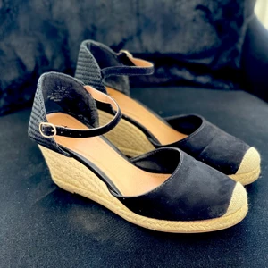 Svarta kilklackar- Stl 37 - Perfekta sommarskor - Stl 37