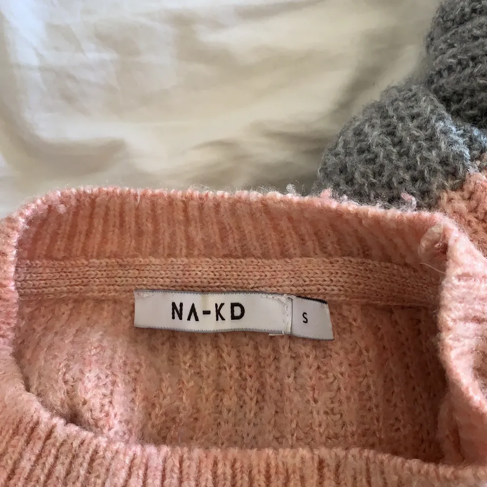 en fin tröja från NA-KD, köpt 2020. jättefin💗 säljer pga har tröttnat tyvärr. Köparen står för frakten som är 66 kronor.. Tröjor & Koftor.