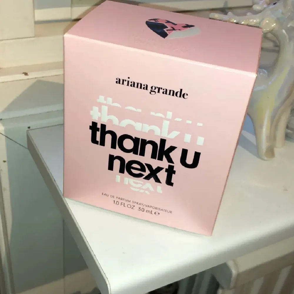 Helt oanvänd Ariana Grande ”Thank u next” parfym! En fräsch och väldoftande parfym. Ny pris 450kr. säljs för 250kr eller buda. . Övrigt.