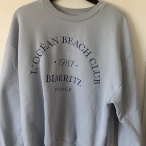 Blå sweatshirt från gina - Ny Blå sweatshirt från gina, knappt använd. Den är lite mer blå i verkligheten