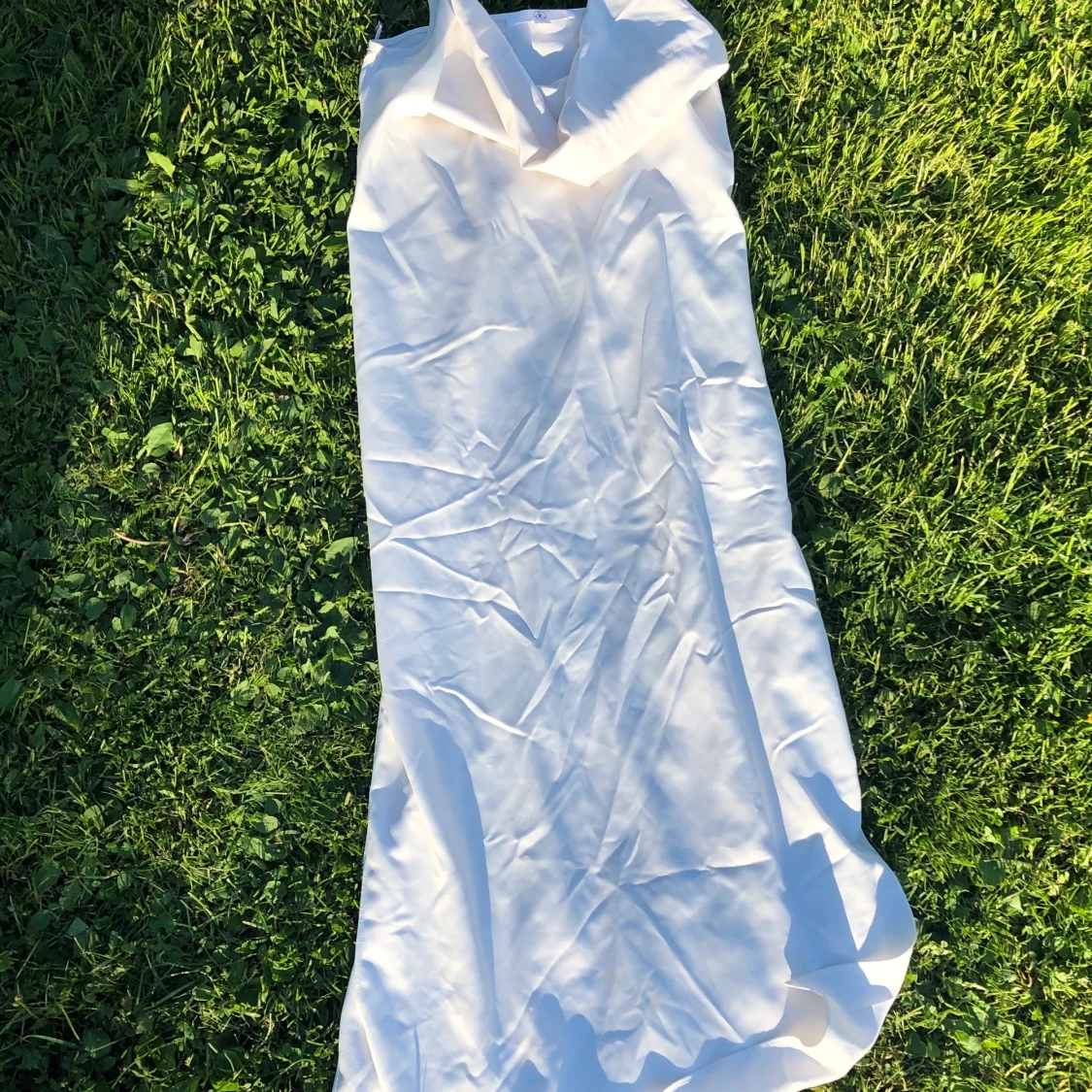 VIT SATINKLÄNNING STRL S