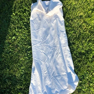 VIT SATINKLÄNNING STRL S - Säljer min vita satinklänning på grund utav att den är i fel storlek 💞