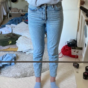 Momjeans strl S - Förlåt för stökig bakgrund * superfina momjeans från HM men säljs inte längre. Endast testade, annars oanvända. Frakten läggs på priset. Orginalpris: 249:-