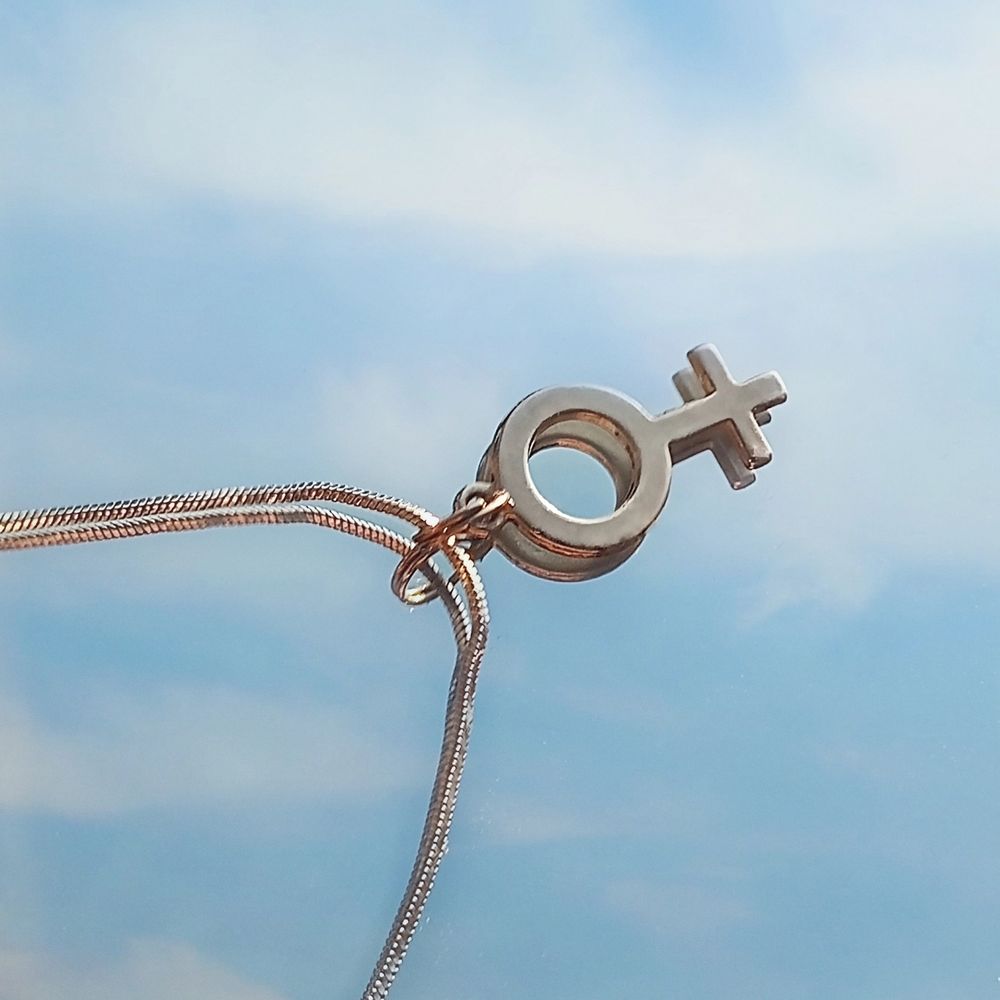 Kvinnomärke halsband FRI FRAKT | Plick Second Hand