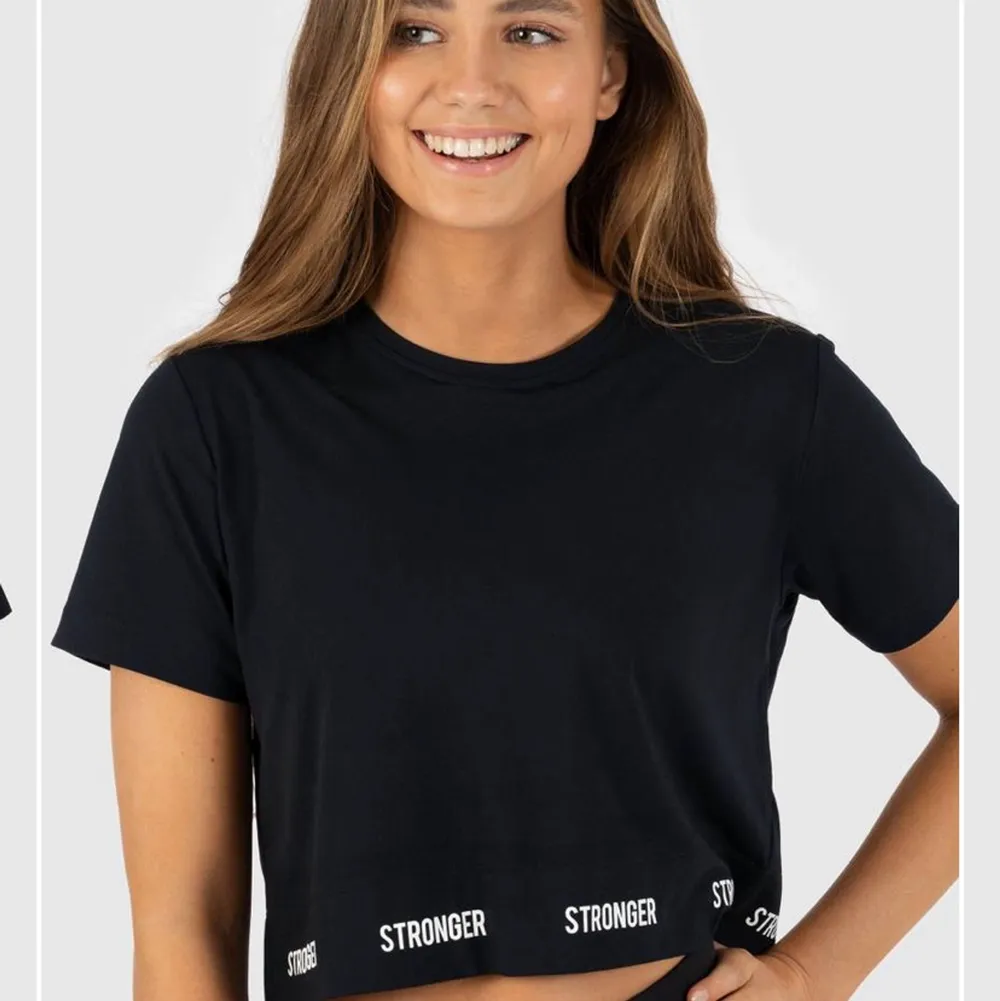 Cropped T-shirt från Stronger, i strl S. Sparsamt använd och säljer då den inte kommer till användning i nuläget💗 ordinariepris: 299kr. T-shirts.