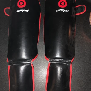 Benskydd kampsport + boxarlindor - Benskydd till kampsport, storlek medium men förstora för mig 50 kg/168 cm. Använda ett fåtal gånger. Ingår även oanvända boxarlindor. Hämtas helst på Kungsholmen alternativt södermalm. 