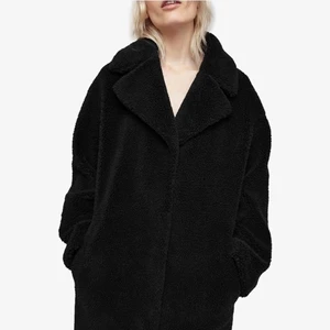 Stand päls - STAND STUDIO CAMILLE COCOON COAT BLACK - storlek 38 - https://www.vallgatan12.se/sv/articles/2.200.16751/stand-studio-camille-cocoon-coat-black 
