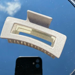 Vit somrig hårklämma🤍 - Vit hårklämma🤍Perfekt att ha med och bara slänga upp håret i🤍Passar till allt🤍49kr+frakt, pris kan diskuteras🤍Ny och oanvänd!