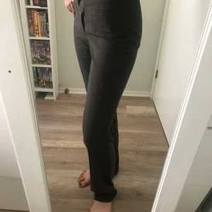 Filippa K kostymbyxor - Oanvända Filippa K kostymbyxor i grå-grön färg, storlek S 