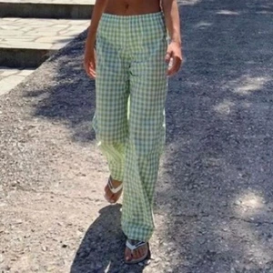 gröna byxor!  - passar inte mig längre :( superfina och perfekt längd. Vet ej vart de är köpta då jag fick de förra året i present! ;( står inte något märke på heller. 