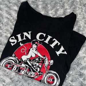 T-shirt - Svart t-shirt med tryck