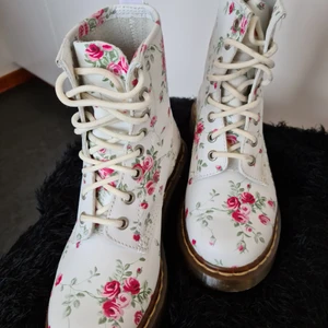Dr. Martens Blommiga kängor  - Köpte 800 plus. Använt bara en gång för fotografering. Typ ny