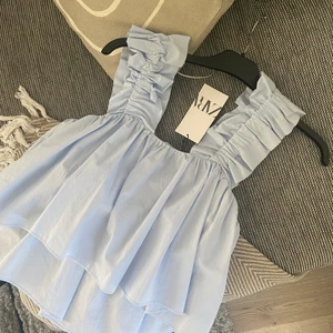 Topp från ZARA - 💓jätte söt topp ifrån ZARA i storlek medium men passar någon med S också. Skulle säga att den lutar mer mot small då den är thigt på mig i bröstet som pendlar mellan M och S! Samfraktar och kan mötas upp 💓 om fler visar intresse kan ni buda i kommentar så alla får en chans ☺️ 