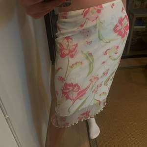 En så snygg vintage kjol! Köpt på humana🌸💕 så trendig till sommaren! Köparen står för frakten💌 hör av er för fler bilder! BUDA I KOMMENTARERNA!💛🌸 Budgivningen avslutas idag kl 12:00!